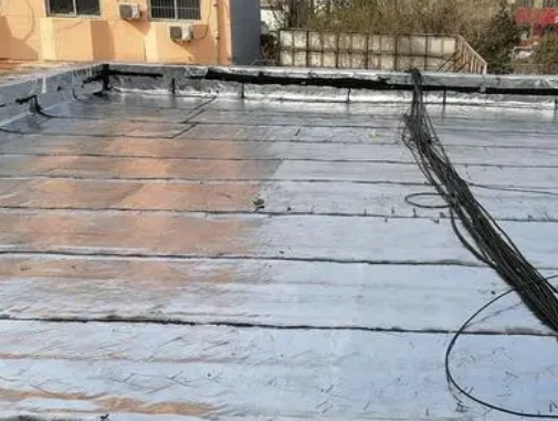 新巴尔虎左卫生间漏水维修公司分享下新巴尔虎左屋面楼顶防水刚性防水层施工要点。