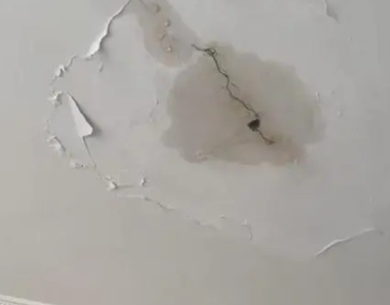 新巴尔虎左阳台漏水维修公司分享下屋面防水工程质量问题原因分析